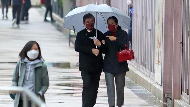 朱玲玲|霍启刚三弟带女友参加聚会，女方长发飘飘状态好，长得像朱玲玲