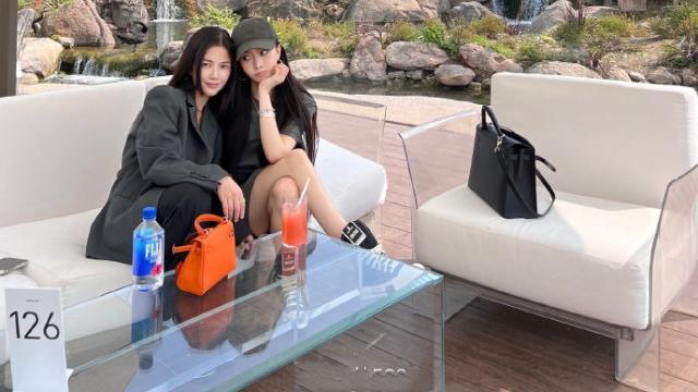 王灿|王灿带女儿与闺蜜小聚，穿露脐装抱娃尽显辣妈范儿，杜淳猛夸好美