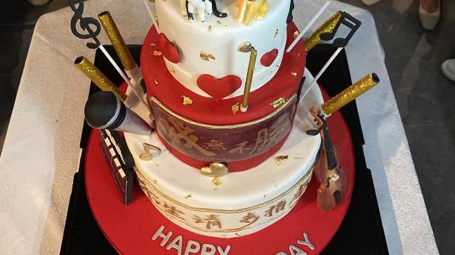 肖战|肖战晒3年前庆生照，与大家合影笑到露牙齿！抢热评表态：好养活