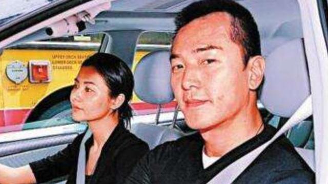 郑伊健|郑伊健为何一把年纪，还留着“大妈头”？当看到他短发照就明白了