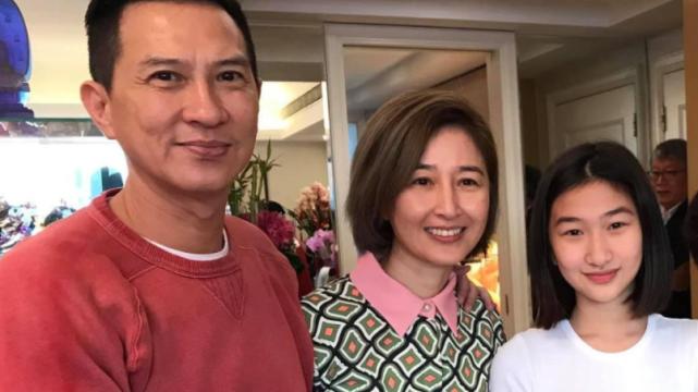 关咏荷|被港媒贴脸追问弟弟堕亡情况 关咏荷去到亡弟家楼下选择过门不入