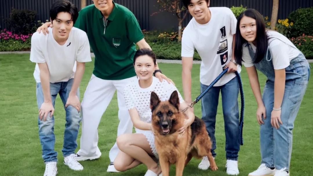 张艺谋|张艺谋一家五口出游太幸福，儿子帅气像妈妈，女儿颜值普通太像爸