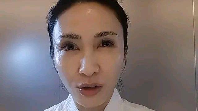 连衣裙 50岁黎姿素颜拍片教护肤 假眼睫毛太浓密吓到网友