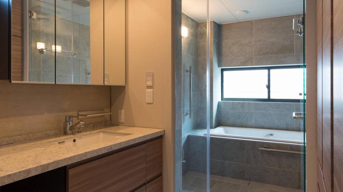 楼顶使用权归顶层了，业主装成露天厨房和浴室，物业也不说违建！