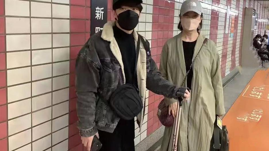 顾艳|62岁戏骨携儿子定居日本生活！坐路边吃饭笑开怀，男方帅气很像妈