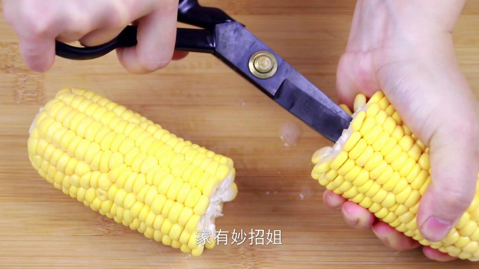教你快速剥玉米粒的方法，只需一把剪刀，轻松剥出一大盘的玉米粒