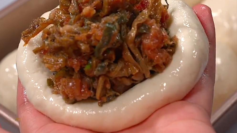 梅干菜|大厨教你梅干菜锅盔的做法，皮薄馅多，鲜香酥脆，咬一口直掉渣