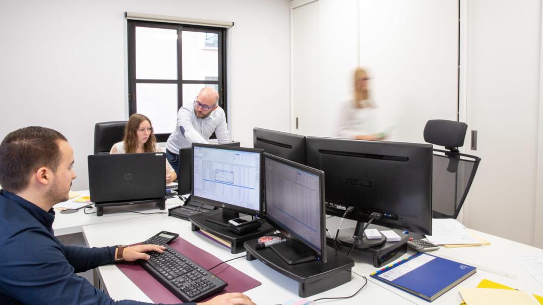 |二代接班后，职业经理人这样做避免“中间伤”，还能出成绩！