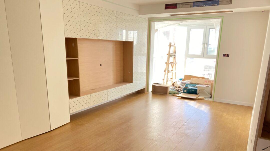 她家装修日式原木风，定制的柜子非常喜欢，电视墙很实用！