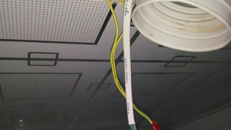 为什么卫生间顶板上有一个插座？用途很重要，装修前处理好