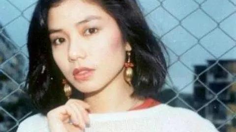 王晶|钟楚红，为了爱情放弃事业，丈夫过世后至今未嫁，62岁深情又优雅