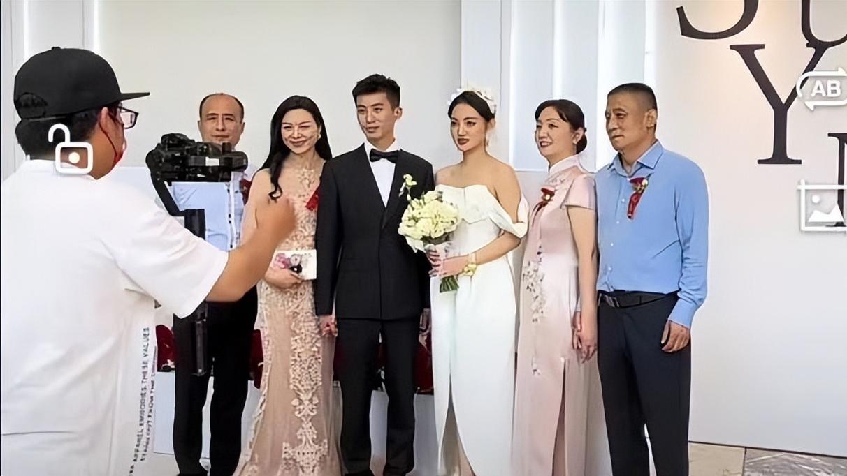 石家庄|石家庄婚礼上婆婆大秀好身材，与儿子牵手合影，网友：喧宾夺主