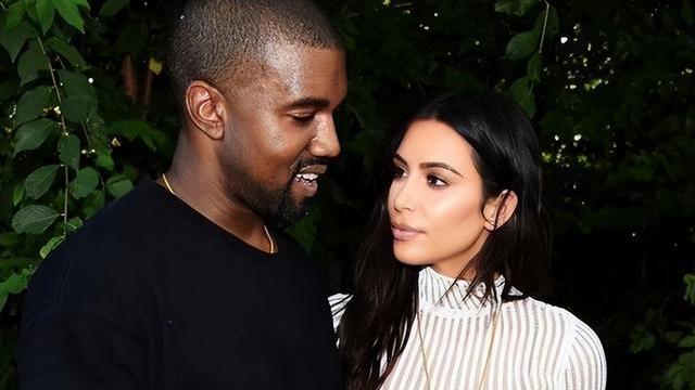 金·卡戴珊|41岁卡戴珊晒泳池美照！离婚后越发迷人，与小13岁新男感情甜蜜