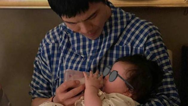 向太|向太官宣郭碧婷怀二胎太兴奋，首次公开孙女正脸照，两岁小奶黄长相随妈