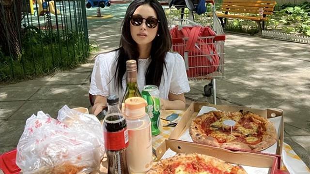朱珠|38岁朱珠公园内野餐，桌子上两个披萨抢镜，大口吃披萨个性洒脱