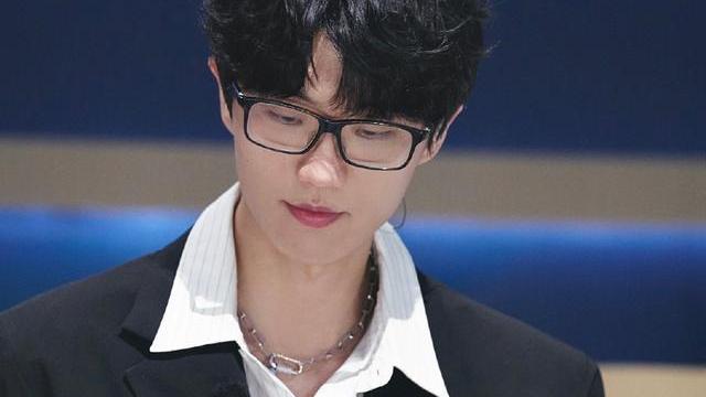 许嵩|许嵩综艺感爆棚，反差感带来太多惊喜！百人合唱十分催泪！