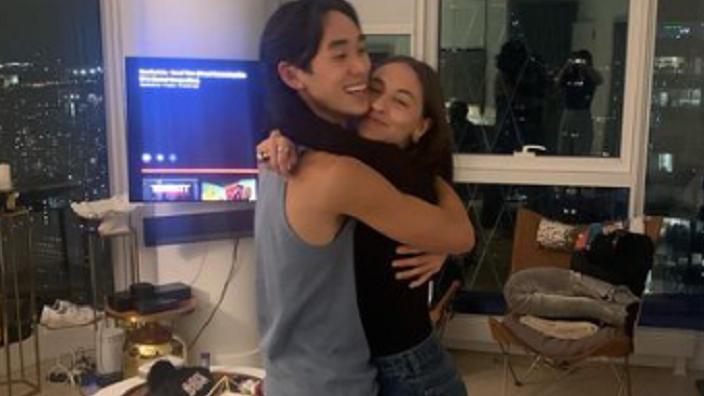 花絮|林依轮23岁儿子定居美国！外国女友温柔粘人，住临湖别墅生活惬意