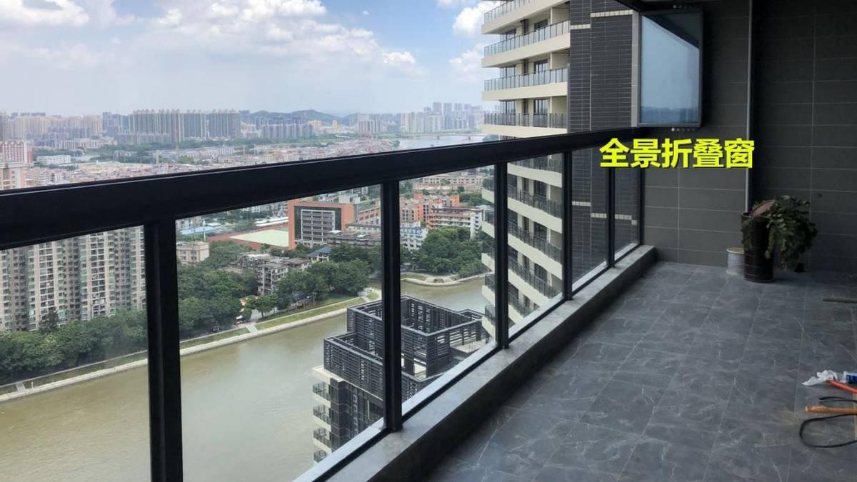 在阳台装全景窗，为何要单独开一扇小窗？总算明白了！