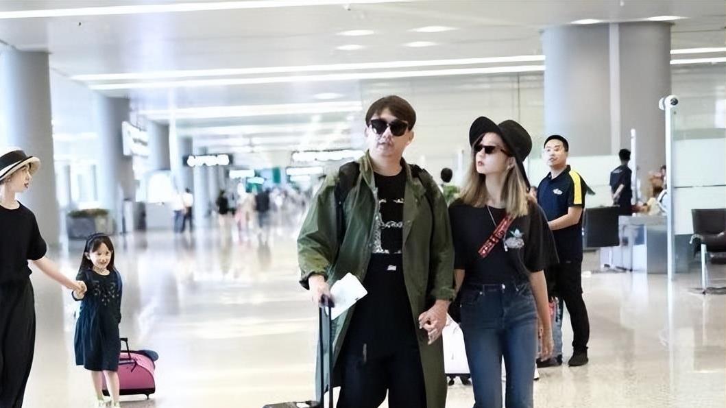 黄磊|黄磊一家四口走机场，长女染黄头发太非主流，小女儿美得更出众