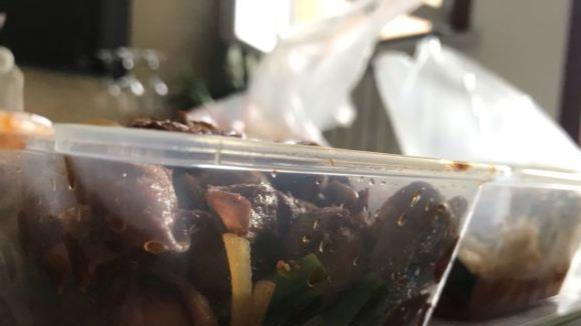 酸奶|小伙子来天津菜市场吃饭，点了一个盒饭可以吃2顿，30元贵吗？