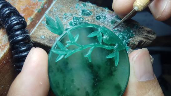 翡翠|想让自己看起来像行家，在选购翡翠饰品时，多注意这几点就可以了