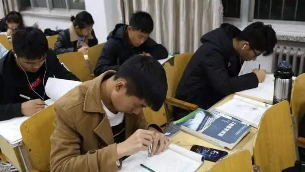 龚俊|龚俊大学旧照曝光，阳光帅气校草气质尽显，活脱脱行走的招生简章