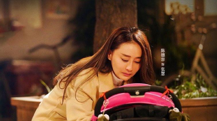 短发 48岁陈德容让人无地自容，穿学生制服扎双马尾，大把年纪比95后还嫩