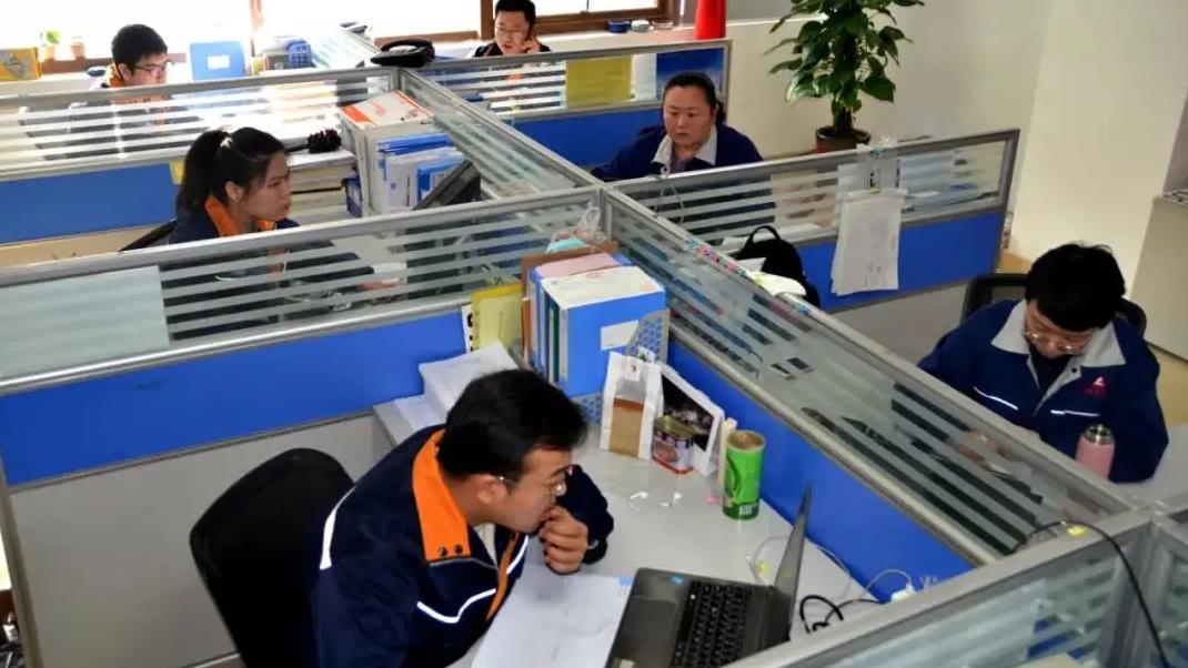 大学生|降薪后职工选择“摆烂”，下班后直接失踪，领导有气没地撒