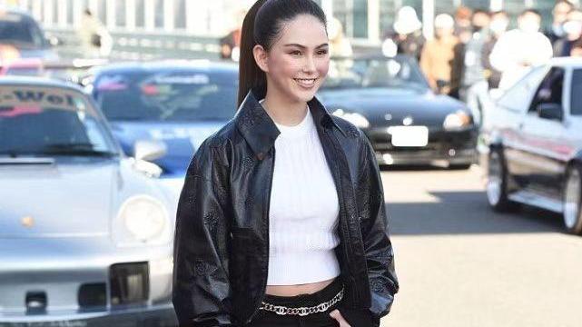 昆凌|周杰伦夫妇双双发福！他一身皮衣身材臃肿，昆凌更胖出了富态感