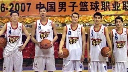 广东男篮|四进三出国家队！佛山传奇，他是阿联之前的宏远神塔... ?
