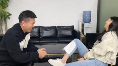 黄圣依|黄圣依夫妇躺床上秀恩爱！老公躲怀里太娇羞，戴古董手链贵气逼人