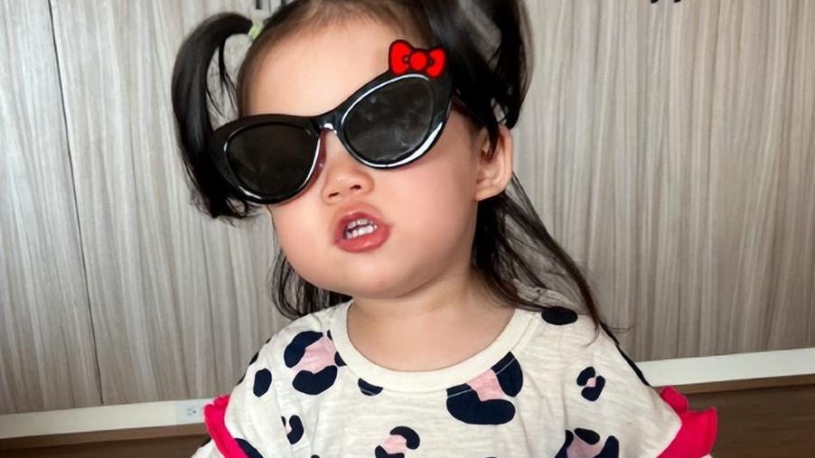 向太|向太罕晒1岁孙女正脸照！头发浓密脸部肉嘟嘟，豪宅大到能骑车玩