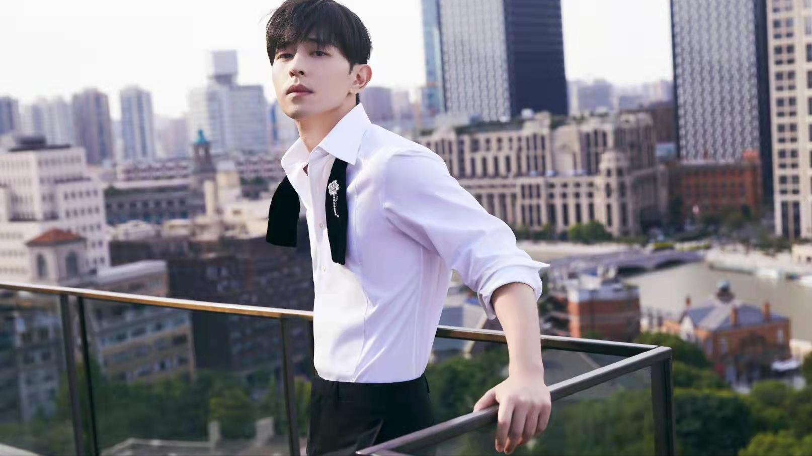 邓伦|邓伦就偷逃税一事道歉，网友明星滤镜碎裂，参演作品或受影响