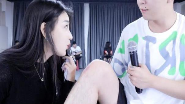 曾泳醍|小白龙团队直播出事故，将女主播“甩飞”受伤，宣布老婆正式出道