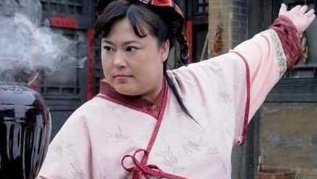 李菁菁|她嫁给了愿意为她系鞋带的男人，却没逃过七年之痒，又嫁小鲜肉