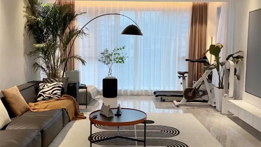 为何有钱人家的阳台上，都不装晾衣架？看完才懂，这样设计真爽