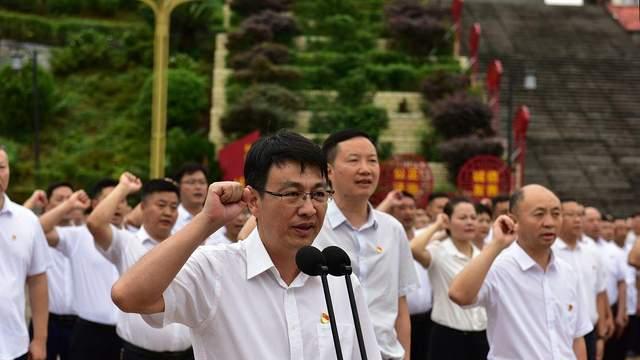 应届大学生有福了，选调生毕业就能成为公务员，身份还是干部级别