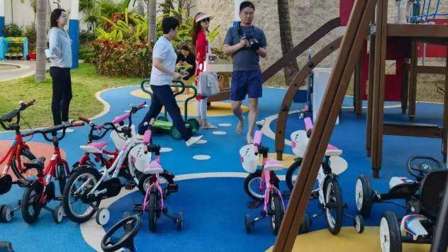 章泽天|章泽天一家到三亚度假！刘强东挺大肚比妻子胖两倍，5岁女儿随爸爸