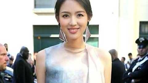 张梓琳|世界小姐张梓琳晒日常，穿深V开衫露抹胸秀雪白肌肤，俩女儿腿长成关注