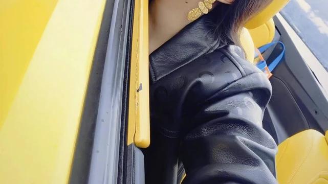 刘亦菲|刘亦菲终于高调起来！穿皮衣套装变身酷飒女主，坐跑车尽显豪门范