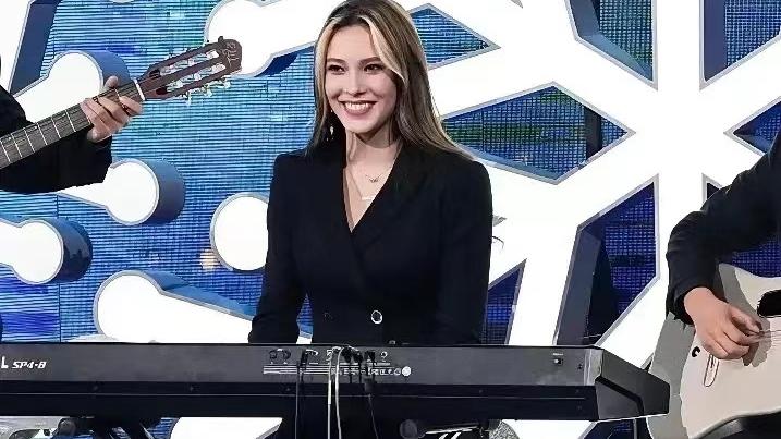 谷爱凌|谷爱凌和康辉合影！她把2块金牌挂在主持人脖子上，自己则挂银牌