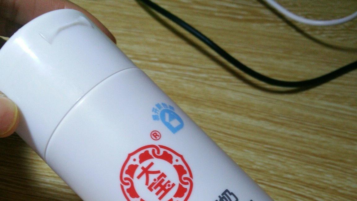 连衣裙 洗面奶别老买贵的，这4款好用不贵的老牌洗面奶，温和清洁不伤肤