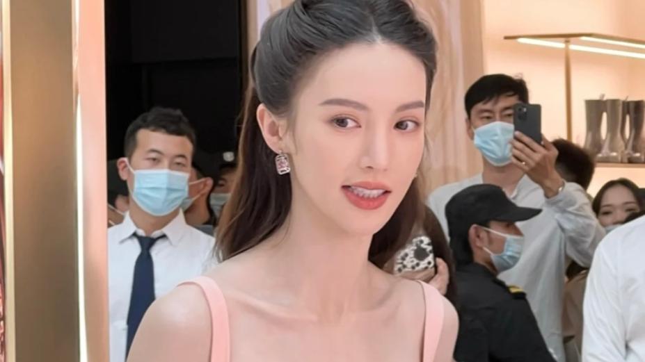 张天爱|张天爱的骷髅架，黄奕的僵尸脸，娱乐圈的“病态审美”停止吧