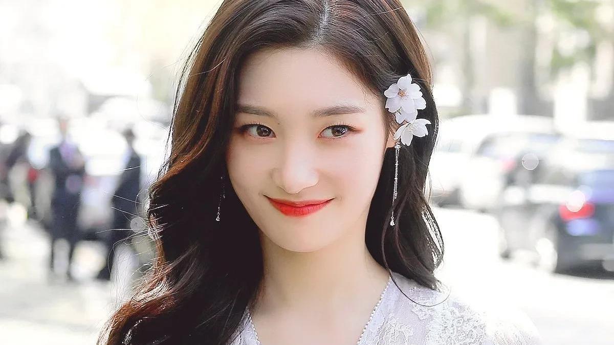 天生丽质|郑采妍，灵动唯美的柔情美女，天生丽质的少女范，太亮眼啦