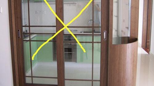 为什么越来越多人厨房不装推拉门了？头回见这种设计，太聪明了！