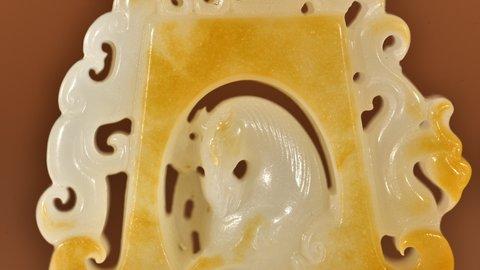 |和田玉府上有龙挂件