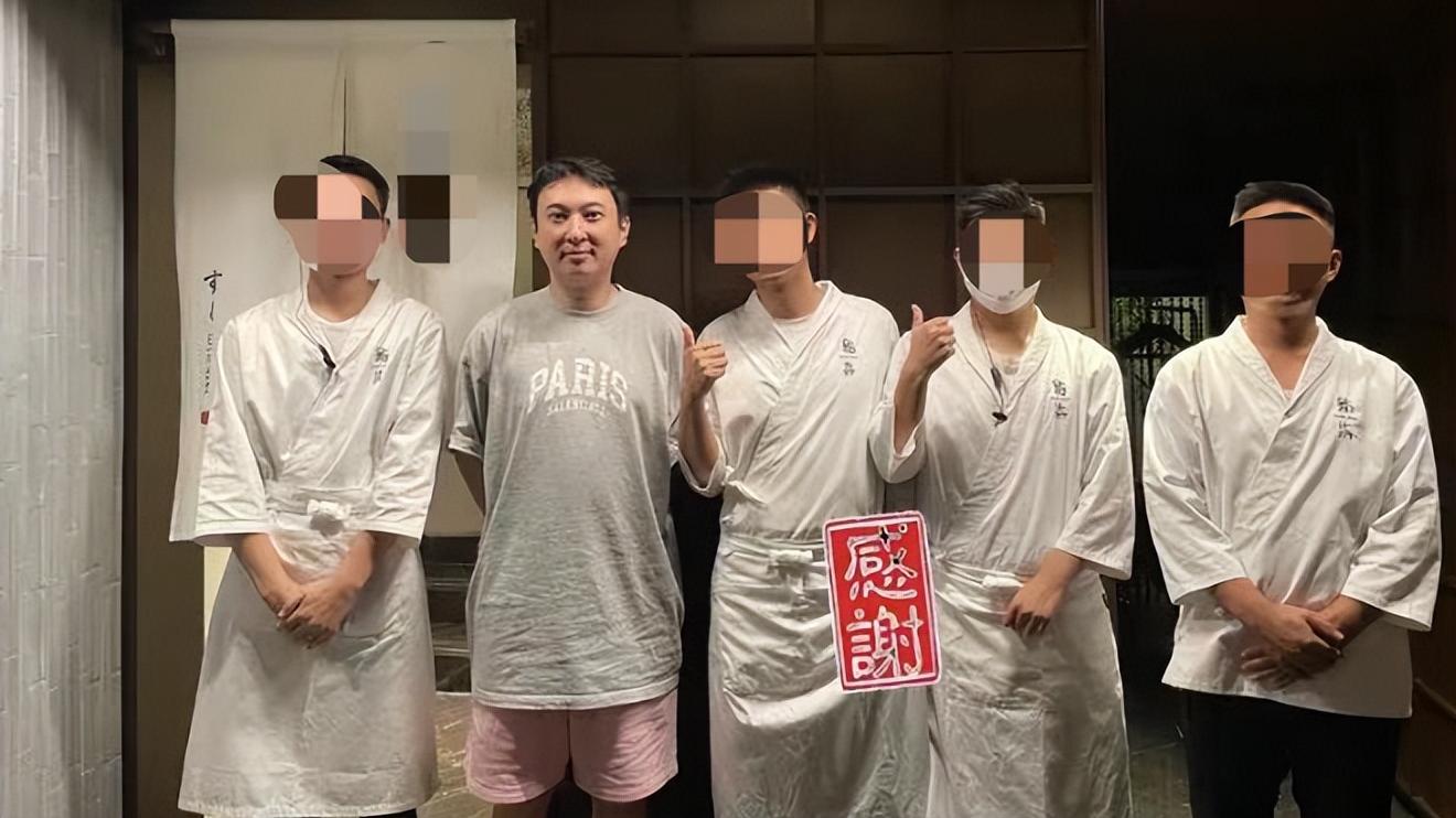 林志颖|王思聪带四个美女吃日料！身穿5000元T恤太豪气，女伴穿着清凉露长腿