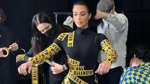 金·卡戴珊|金·卡戴珊巴黎时装周造型吸睛，穿胶带装亮相，网友问：这上厕所挺费劲吧