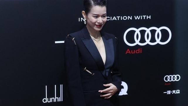 教练 短发的胡杏儿美出新高度，西装拼接褶皱边，裙裤腿根镂空挺大胆