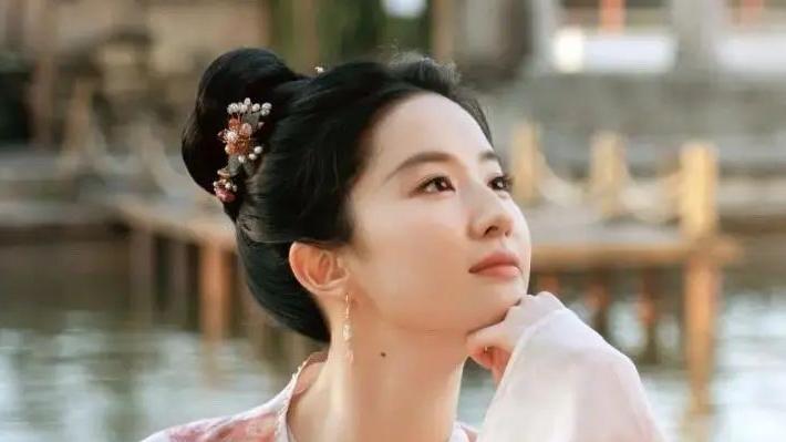 刘亦菲|八卦爆料：刘亦菲被干爹陈金飞连累？杨子黄圣依直播养家？